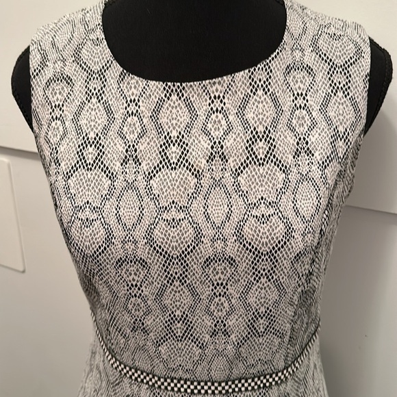 Beautiful Badgley Mischka dress size 6 in perfect condition flowy dress - Picture 3 of 6